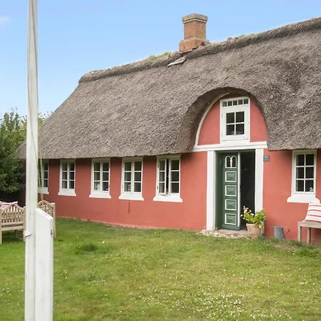 2 Bedroom Beautiful In Prázdninový dům *